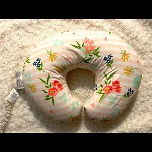 Boopy feeding pillow